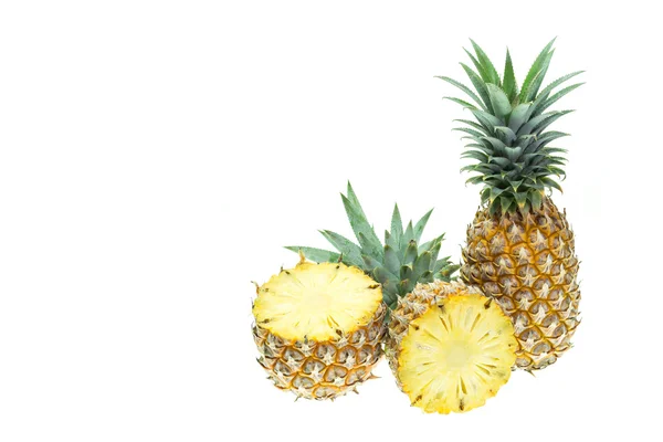 Tuore ananas eristetty valkoisella pohjalla — kuvapankkivalokuva