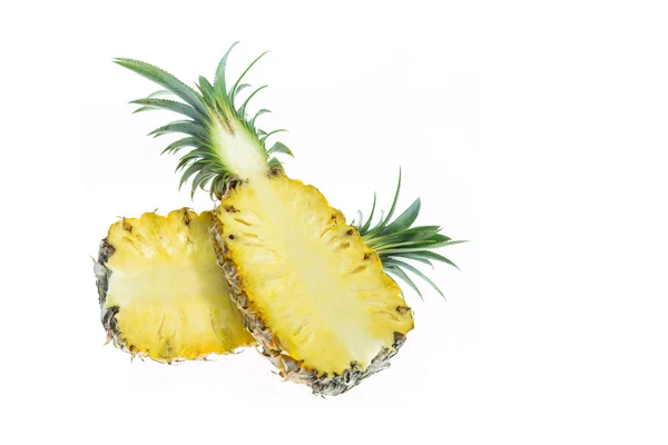 Čerstvý ananas izolované na bílém pozadí — Stock fotografie