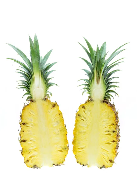 Čerstvý ananas izolované na bílém pozadí — Stock fotografie