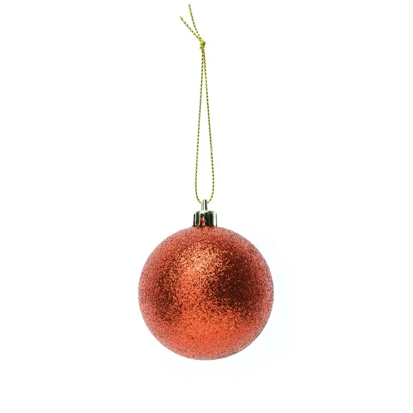 Bola roja de Navidad aislada en blanco — Foto de Stock