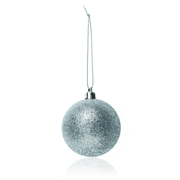 Bola de Navidad de plata aislada en blanco —  Fotos de Stock