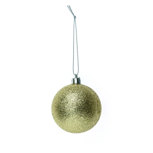 Bola de Navidad de oro aislada en blanco — Foto de Stock