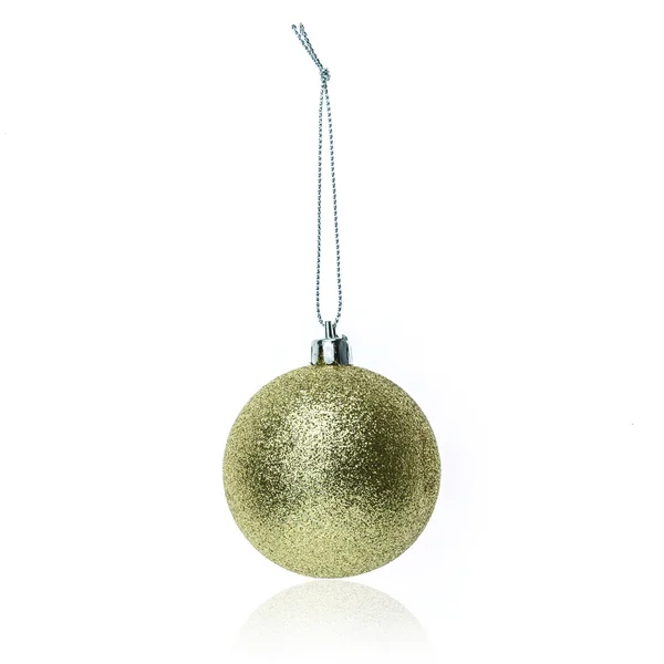 Bola de Natal de ouro isolado no branco — Fotografia de Stock