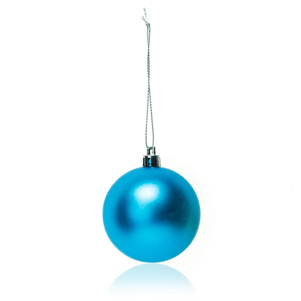 白で隔離される青いクリスマス ボール — 图库照片