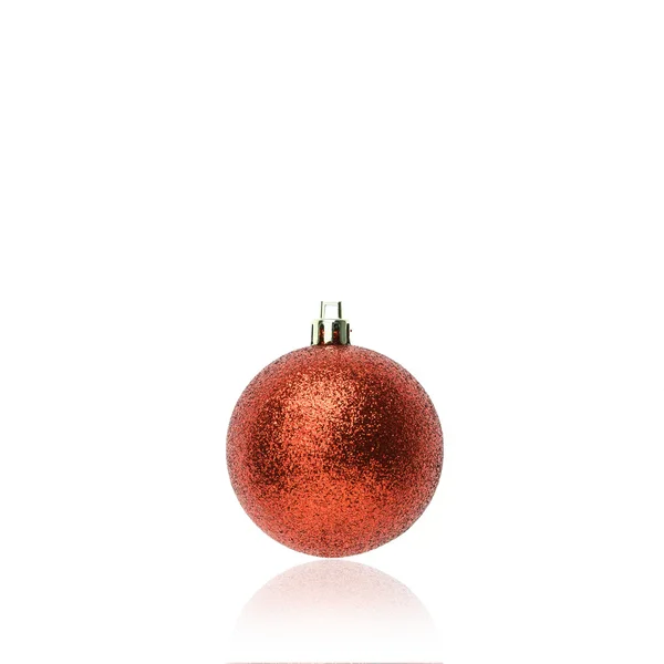 Bola de Natal vermelho isolado no branco — Fotografia de Stock