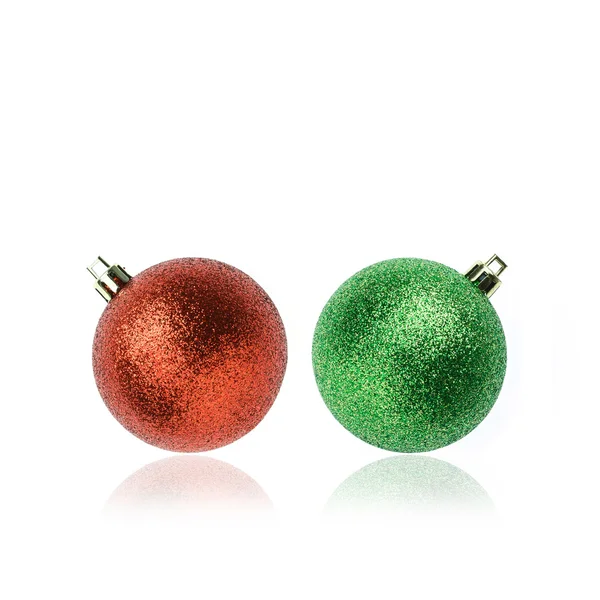 Czerwony i zielony Boże Narodzenie ball na białym tle — Zdjęcie stockowe