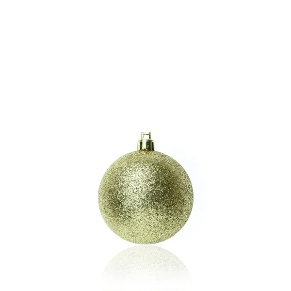 Bola de Natal de ouro isolado no branco — Fotografia de Stock