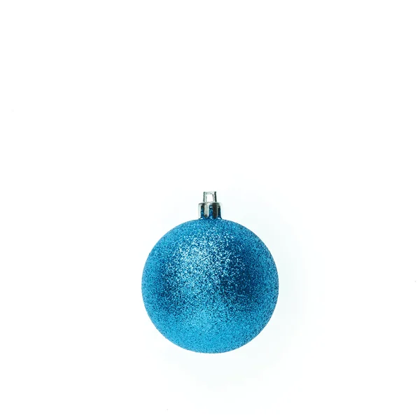 Blaue Weihnachtskugel isoliert auf weiß — Stockfoto