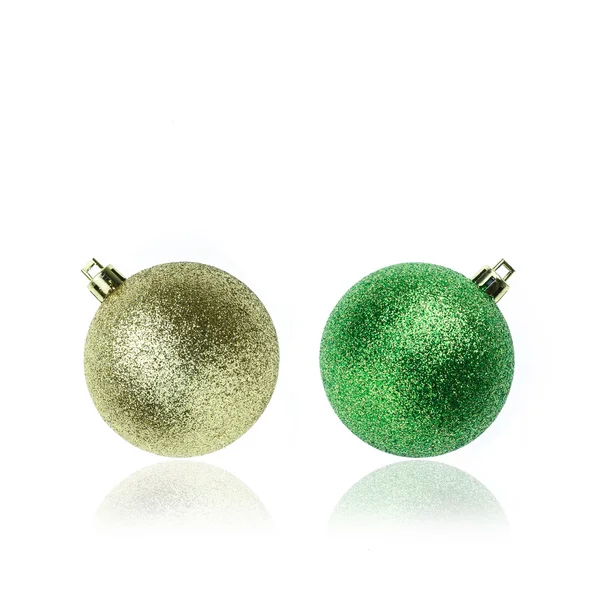 Grüne und goldene Weihnachtskugel isoliert auf weiß — Stockfoto