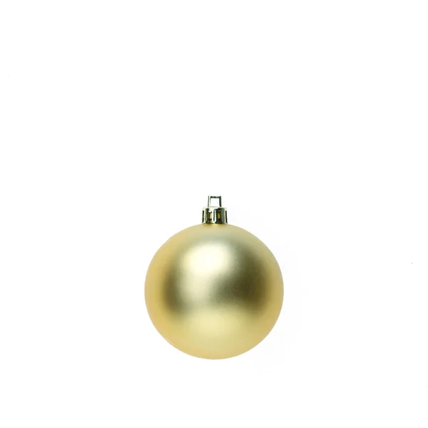 Bola de Natal de ouro isolado no branco — Fotografia de Stock