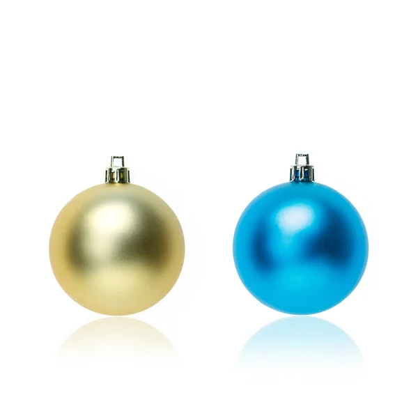 Bola de Navidad de oro aislada en blanco — Foto de Stock