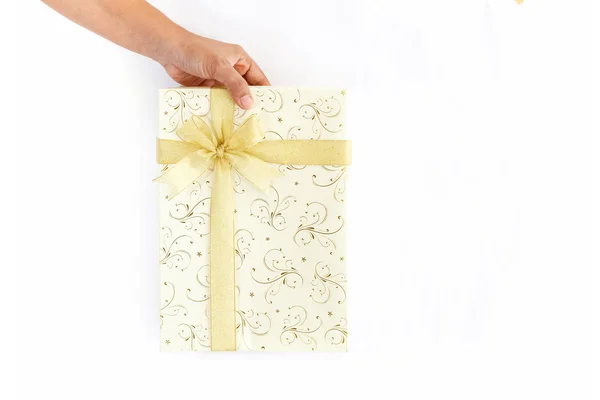 Mão segurando caixa de presente isolado no branco — Fotografia de Stock