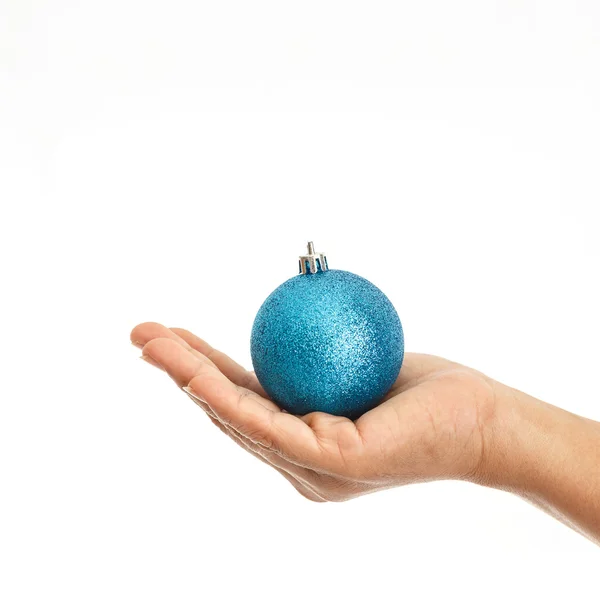 Mano celebración de la bola de Navidad aislado sobre fondo blanco — Foto de Stock