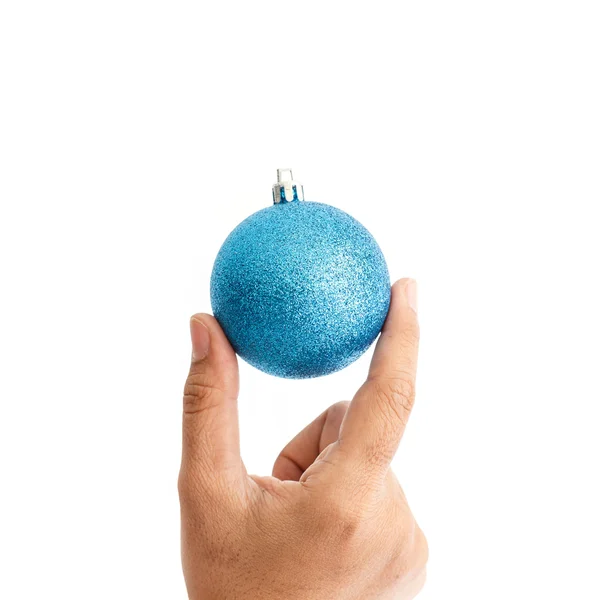 Mano celebración de la bola de Navidad aislado sobre fondo blanco — Foto de Stock