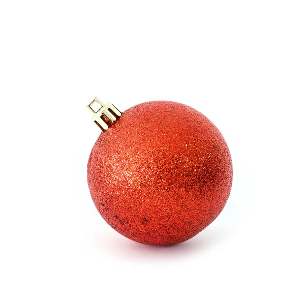 Bola de Natal vermelho isolado no branco — Fotografia de Stock