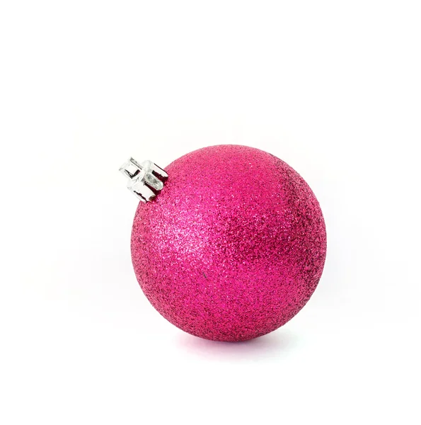 Bola de Natal rosa isolado no branco — Fotografia de Stock