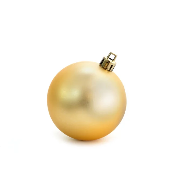 Bola de Natal de ouro isolado no branco — Fotografia de Stock