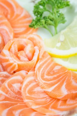 Restoranda taze kırmızı somon doku