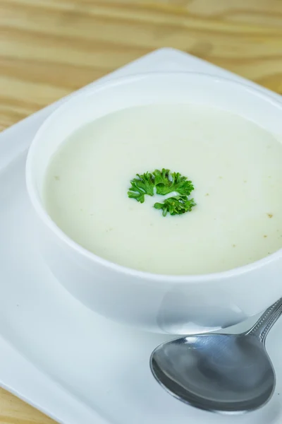 Sopa de crema en tazón blanco sobre mesa de madera —  Fotos de Stock