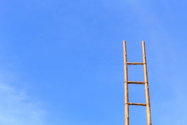 Uzun bambu merdiven ve mavi gökyüzü 