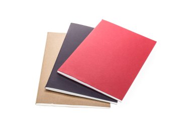 Yığın defter üzerinde beyaz izole kapatmak