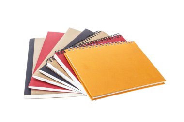 Yığın defter üzerinde beyaz izole kapatmak 