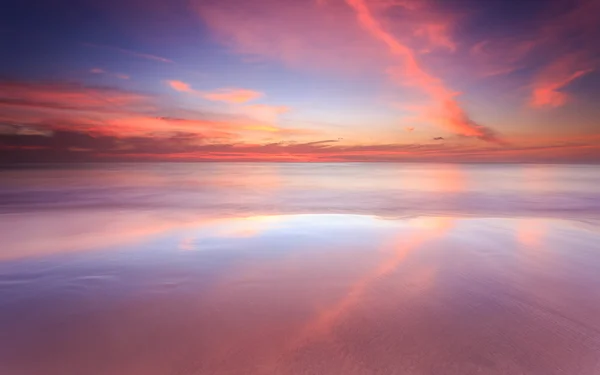 Belo pôr do sol na praia de Karon em Phuket — Fotografia de Stock