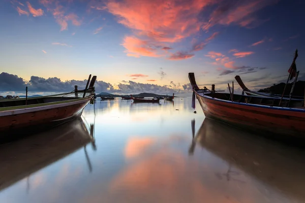 Barco tradicional tailandês de cauda longa na praia do nascer do sol em Phuket — Fotografia de Stock
