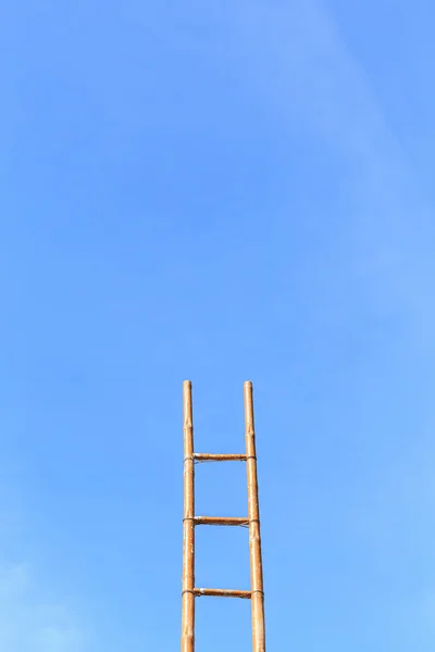 Uzun bambu merdiven ve mavi gökyüzü — Stok fotoğraf