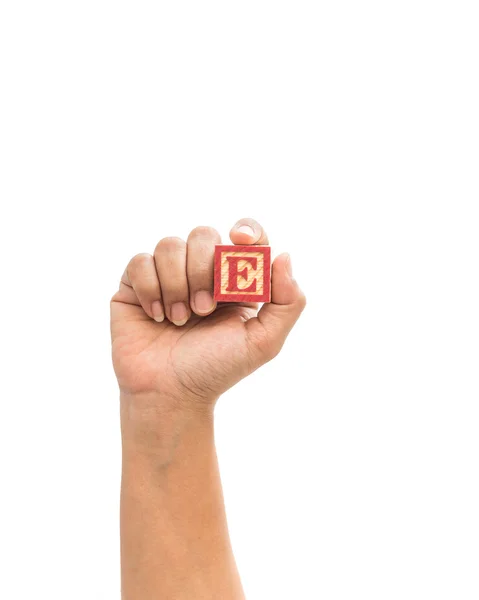 Mano sosteniendo bloques de alfabeto de colores "E" aislado en blanco — Foto de Stock