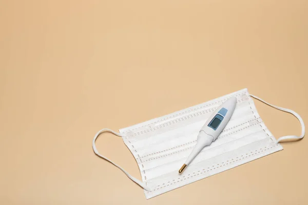 Weißes Digitales Thermometer Auf Weißer Gesichtsmaske Mit Freiem Kopierraum Stockbild
