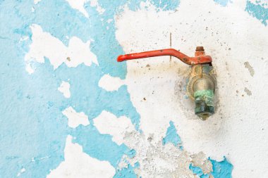 Damlayan musluk ya da damlayan musluk eski duvarın üzerine.