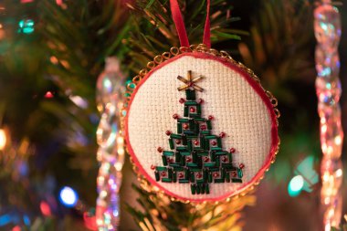 El yapımı boncuklu Noel ağacı süsü, süs. Noel kartı.