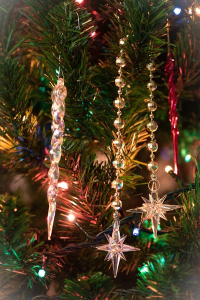 Κάθετη Ανάρτηση Χριστουγεννιάτικο Δέντρο Διακόσμηση Στολίδι Χριστουγεννιάτικη Κάρτα — Φωτογραφία Αρχείου