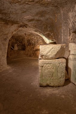 Kiryat Tivon Israel 'deki Bet She' arim 'deki Tabut Mağarası' nın içinde. Srcophagi 'li yeraltı mezarları. 