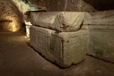 Kiryat Tivon Israel 'deki Bet She' arim 'deki Tabut Mağarası' nın içinde. Srcophagi 'li yeraltı mezarları. 