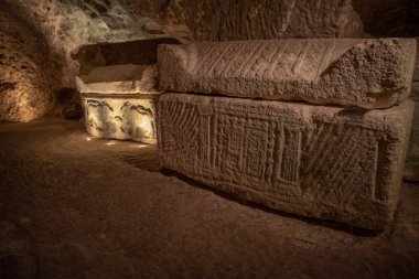 Kiryat Tivon Israel 'deki Bet She' arim 'deki Tabut Mağarası' nın içinde. Srcophagi 'li yeraltı mezarları. 