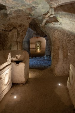 Kiryat Tivon Israel 'deki Bet She' arim 'deki Tabut Mağarası' nın içinde. Srcophagi 'li yeraltı mezarları. 
