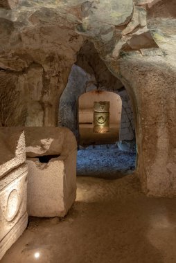 Kiryat Tivon Israel 'deki Bet She' arim 'deki Tabut Mağarası' nın içinde. Srcophagi 'li yeraltı mezarları. 