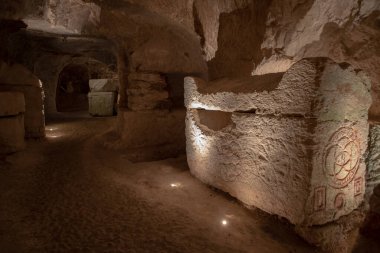 Kiryat Tivon Israel 'deki Bet She' arim 'deki Tabut Mağarası' nın içinde. Srcophagi 'li yeraltı mezarları. 