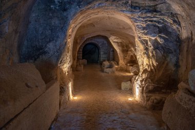 Kiryat Tivon Israel 'deki Bet She' arim 'deki Tabut Mağarası' nın içinde. Srcophagi 'li yeraltı mezarları. 