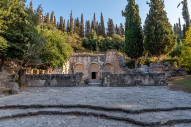 Tabutlar Mağarası Kiryat Tivon Israel 'deki Ulusal Park' ın ön cephesinde. 