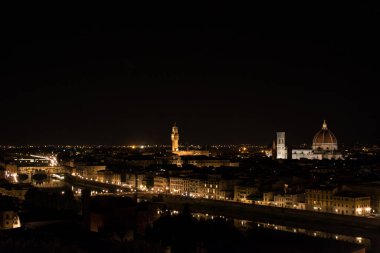 Floransa, İtalya 'nın gece manzarası.