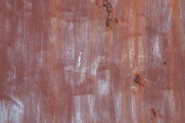 Farklı renkler ve pas parçalarıyla boyanmış metal duvar..