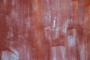 Farklı renkler ve pas parçalarıyla boyanmış metal duvar..