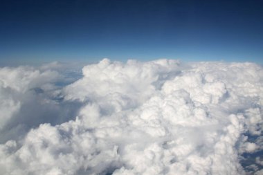 Bir uçak penceresinden görülen bulutlar