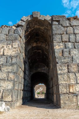 Bet She 'an, İsrail' deki amfi tiyatroya kemerli giriş 