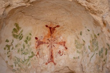 İsrail 'de Beit She' an 'da yağmalandıktan sonra vaftizin çapraz boyaması