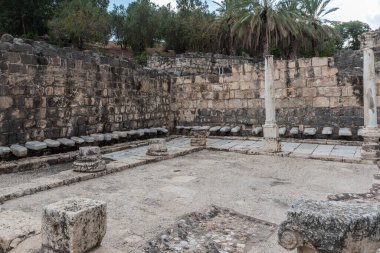 İsrail 'deki Beit He' an 'da umumi tuvaletler, mermer koltuklar ve dekoratif sütunlar.