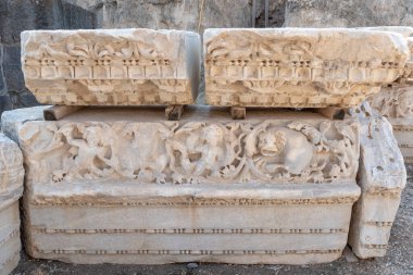 İsrail 'deki Beit She' an Ulusal Parkı 'nda dekoratif kireç taşı kirişleri oyulmuş.